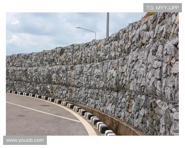 挖掘机河道护坡石笼网平整铺设